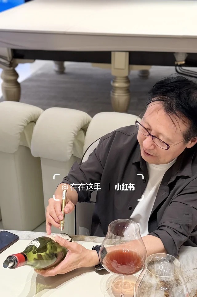 鉴酒专家检验酒瓶